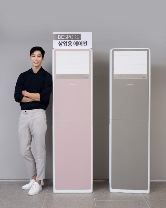 삼성전자 모델이 삼성디지털프라자 서초본점에서 강력한 냉·난방 성능에 감각적인 디자인을 적용한 비스포크(BESPOKE) 상업용 스탠드 에어컨을 소개하고 있다. <삼성전자 제공>